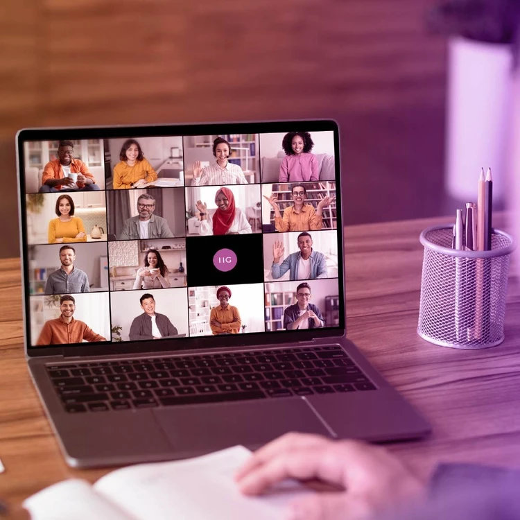 Laptop che mostra professionisti impegnati in una riunione di lavoro online.