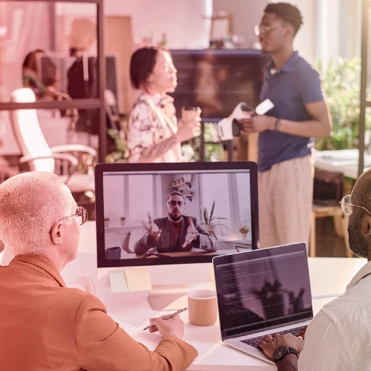 Un team di lavoro multisede con professionisti da tutto il mondo