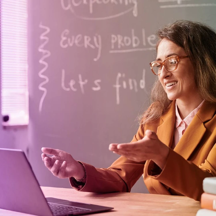 Un'insegnante del master in Digital Transformation che tiene una lezione online