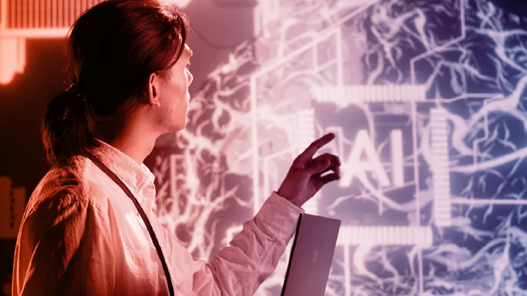 Professionista osserva una rappresentazione neurale e un'icona AI su uno schermo, illustrando la necessità per le imprese di adattarsi alle nuove normative dell'AI Act europeo per un'intelligenza artificiale trasparente