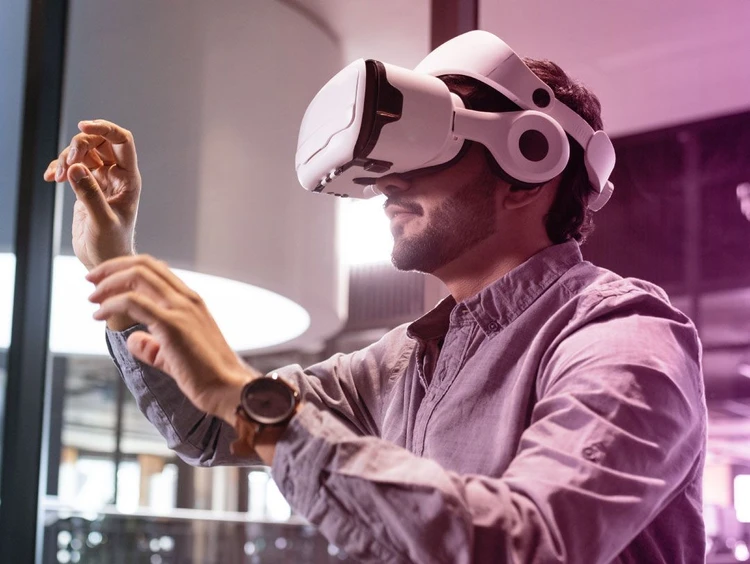Ragazzo sperimenta la realtà aumentata utilizzando un visore vr.