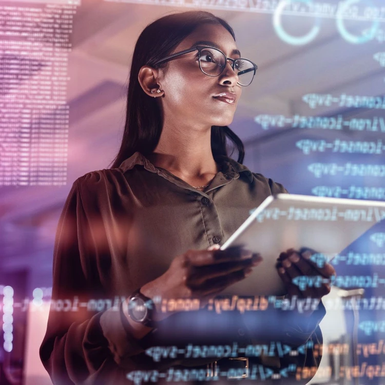 Una giovane leader lavora su tablet e controlla stringhe di codice di programmazione.