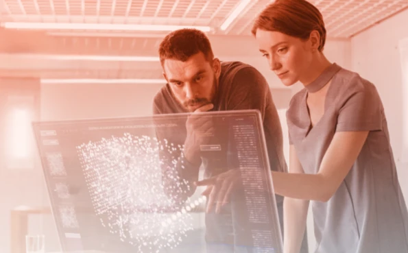 Due professionisti analizzano dati complessi su uno schermo trasparente olografico in un ambiente moderno.