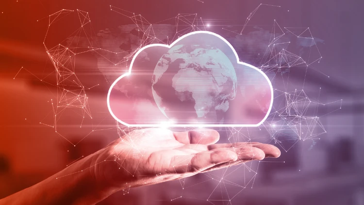 Primo piano di una mano aperta che sostiene una nuvola olografica con all'interno il globo terrestre, simboleggiando i principi della Cloud Economics.