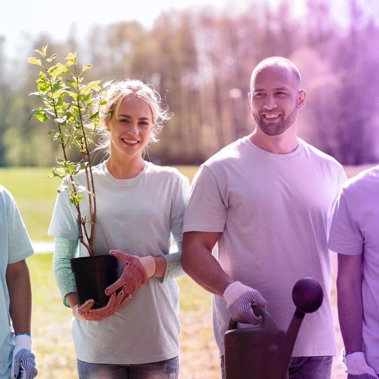 Gruppo di ragazzi che si prende cura dell'ambiente come responsabilità collettiva.