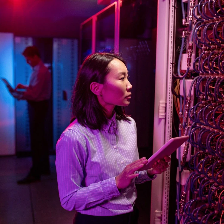 Professionista controlla i cavi, facendo analisi con il suo tablet.