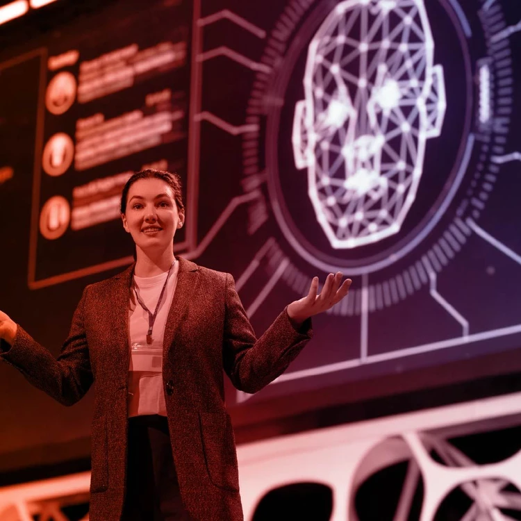 Una donna su un palco espone il procedura di mappatura dei processi e regolamenti interni.