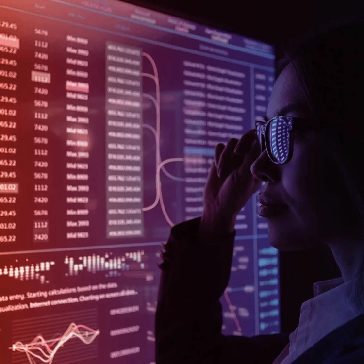 A woman looking at data on a monitor to obtain a correct righ sizing process.