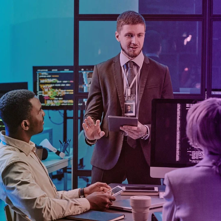 Team di lavoro intento a gestire i rischi per ottenere un miglioramento continuo.