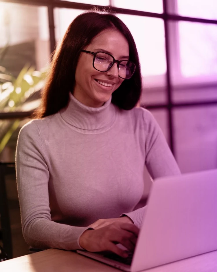 Una professionista del settore che lavora al pc.